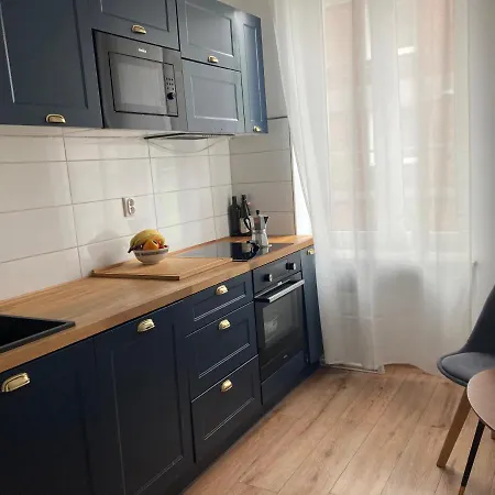 Flat Overlooking The River In The Centre Of *