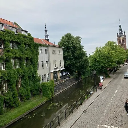 Flat Overlooking The River In The Centre Of *